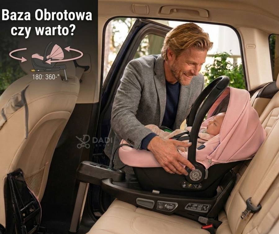 Szczęśliwy tata z łatwością obraca nosidełko Cosmo i-size z niemowlęciem w stronę drzwi samochodu, korzystając z bazy obrotowej ISOFIX Avionaut IQ Orbit 